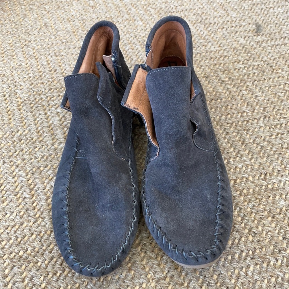 Moccasin suede booties